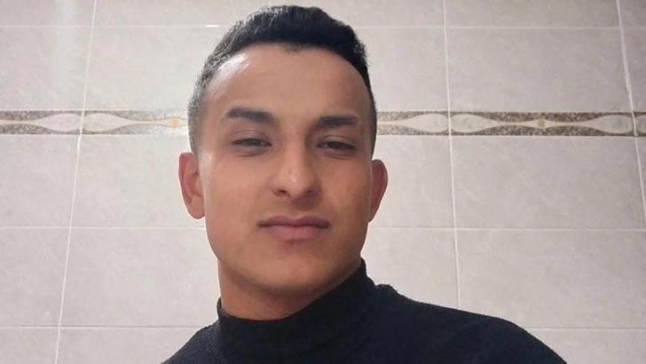 Devrilen motosikletin sürücüsü uyarı tabelasına çarpıp su kanalına düşerek öldü