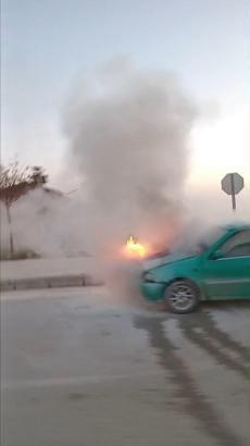 Elazığ’da seyir halindeki otomobil alev aldı