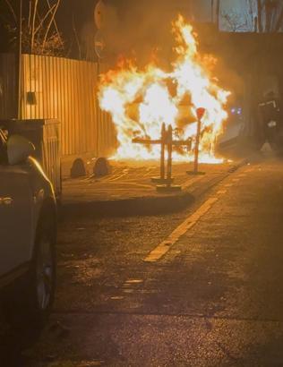 İstanbul - Üsküdar'da park halindeki hafif ticari araç alev alev yandı