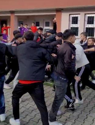 Liseler arası futbol turnuvasında öğretmen darbedildi; 2 öğrenciye gözaltı