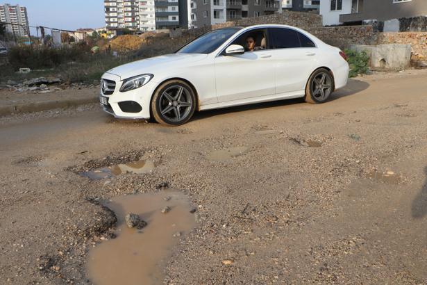 Her yağmurda çökme yaşanıp, çukurlar oluşan yollar için çözüm isteği