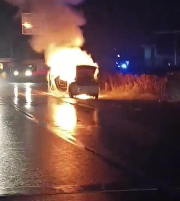 Park halindeki otomobil yandı