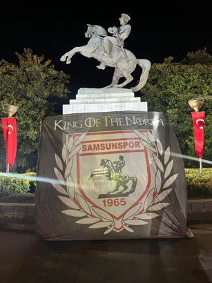 Samsunspor taraftarı, AEK maçı öncesi Atatürk Anıtı çevresinde sabaha kadar nöbet tuttu