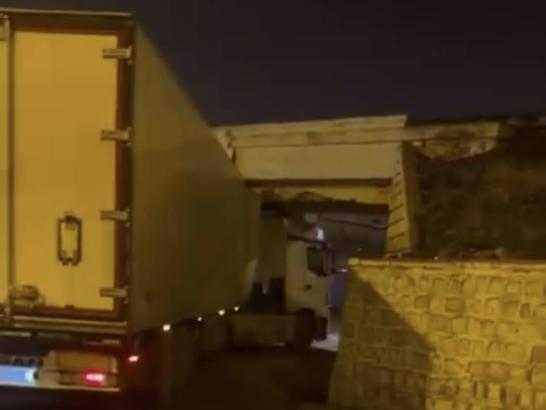 Nusaybin’de TIR, köprü altına sıkıştı