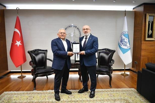 Başkan Büyükkılıç’a KAYÜ’den teşekkür plaketi