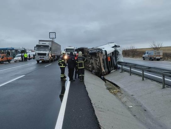 Aksaray'da TIR devrildi: 1 ağır yaralı