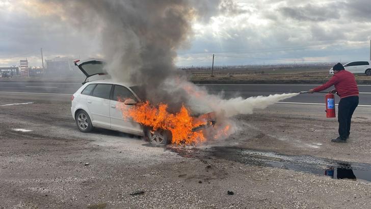 Yanan otomobiline yangın tüpüyle müdahale etti