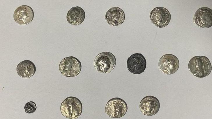Kargoda Helenistik döneme ait 26 sikke ele geçirildi