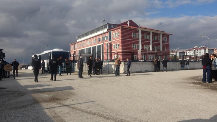 Ümran’ın ölümüne, eşi ve çocuğunun yaralanmasına neden olan sürücü, ilk kez hakim karşısına çıktı