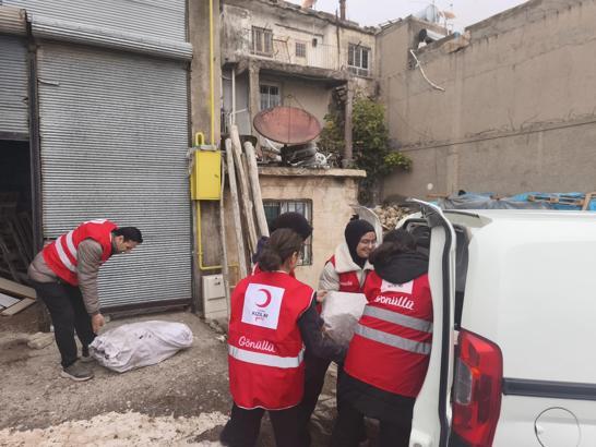 Mardin’de öğrencilerden ihtiyaç sahibi aileye yakacak yardımı