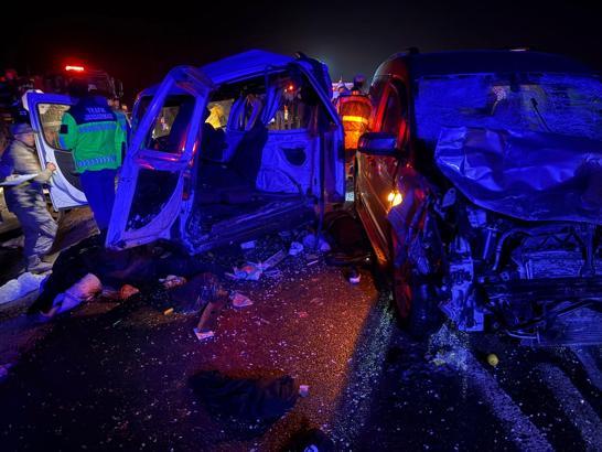 Mardin’de 3 aracın karıştığı kazada 3 ölü, 6 yaralı