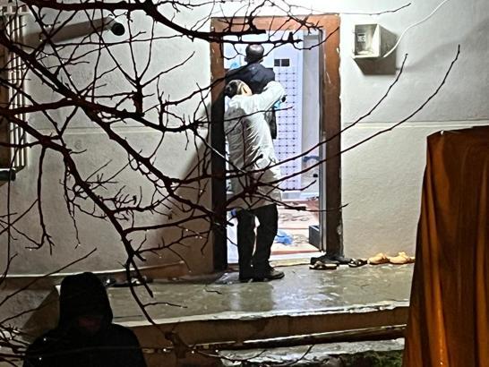 Eşini ve bacanağını tabancayla öldürdü