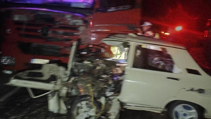 TIR ile otomobil kafa kafaya çarpıştı; 2 yaralı