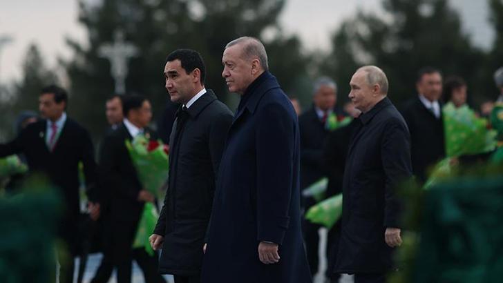 Cumhurbaşkanı Erdoğan, Türkmenistan'da Tarafsızlık Anıtı'na çelenk koyma törenine katıldı