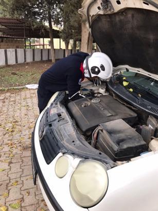 Otomobilin motoruna giren yavru kedi kurtarıldı