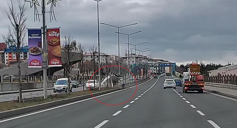 Ters dönen otomobildeki 2 kişi yaralandı; kaza kamerada