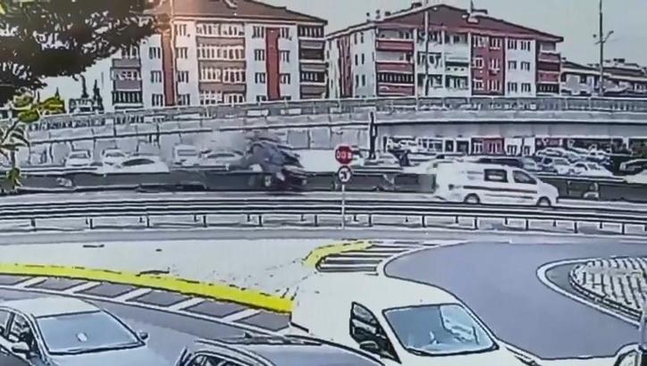 Beton bariyere çarpan otomobil, devrilip sürüklendi; kaza kamerada