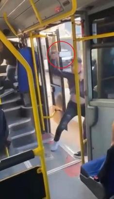 Otobüste tartıştıkları yolcuya satırla saldırdılar