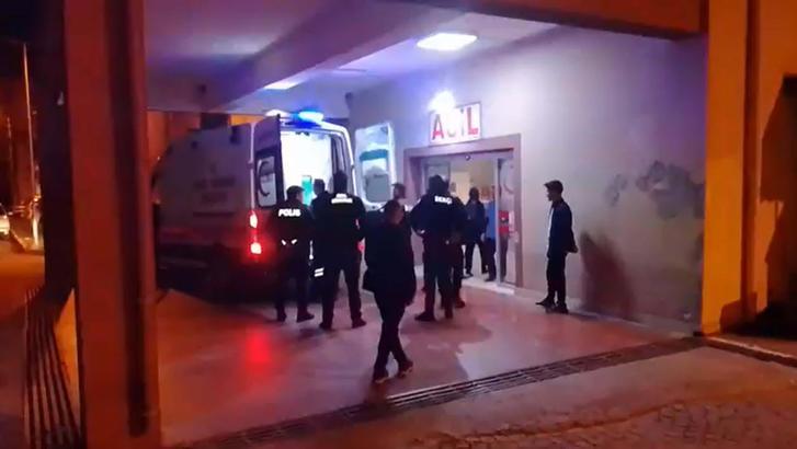 Manisa'da bıçaklı kavga; 1'i kadın 2 yaralı