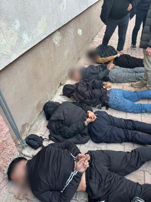 Eve yapılan baskında 1'i firari hükümlü 6 kişi, tabanca ve bıçaklarla polise direndi