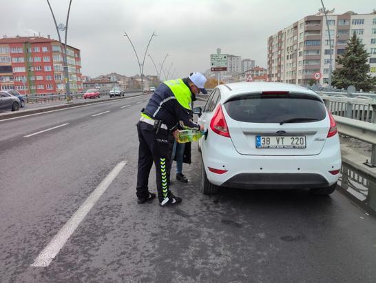 Kayseri’de trafik polisi, benzini biten sürücüye yardım etti
