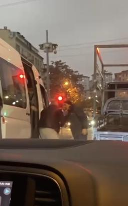 İstanbul - Ümraniye'de servis şoförünün kağıt toplayan kişiye yumruklu saldırısı kamerada