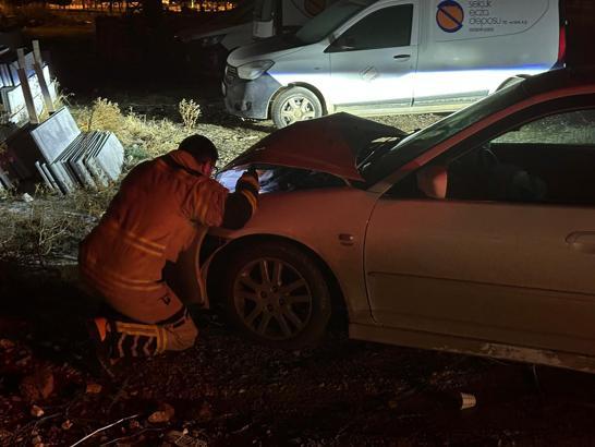 Park halindeki hafif ticari araca çarpan otomobilin sürücüsü, aracını bırakıp kaçtı