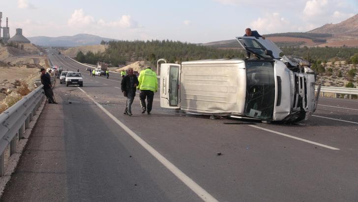 Kilis’te hafif ticari araç ile otomobil çarpıştı:3 yaralı