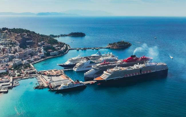 Kuşadası'na yılın ilk 11 ayında 611 kruvaziyer ile denizden 990 bin 231 yolcu geldi