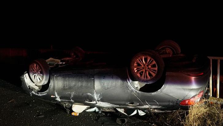 Gümüşhane'de otomobil, bariyerlere çarpıp ters döndü: 2'si çocuk 5 yaralı