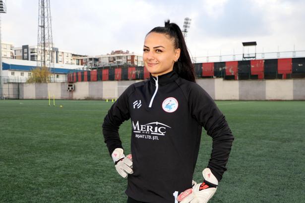 Vangücü takımının kalesi, babasının desteğiyle futbola başlayan Tokatlı Şeymanur'a emanet