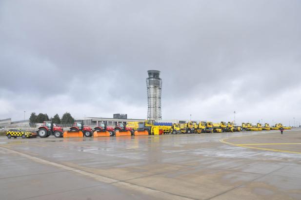 İstanbul - Sabiha Gökçen Havalimanı'nda karla mücadele ekipleri hazırlıklarını tamamladı