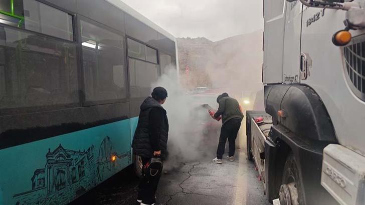 Kaza nedeniyle duran otobüse çarpan otomobil alev aldı; sürücülerden alternatif yol talebi