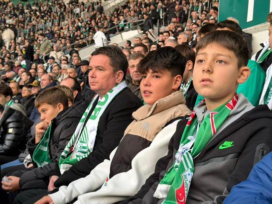 Daha önce statta maç izlememiş yüzlerce çocuk, Bursaspor maçını tribünden izledi