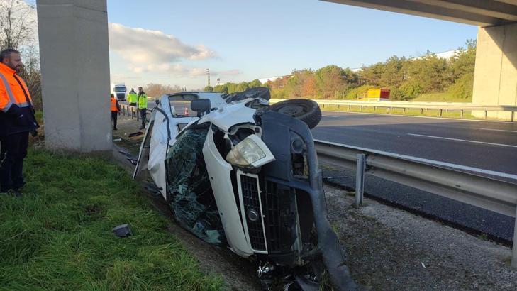 Tekirdağ'da bariyere çarpıp takla atan otomobilde 2 kişi yaralandı