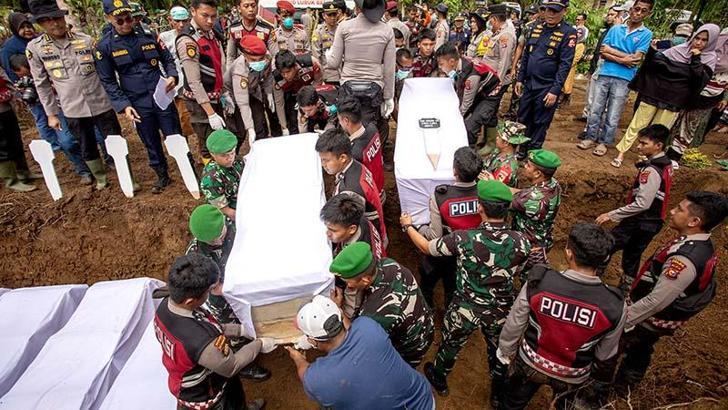 Endonezya’da şiddetli yağışların yol açtığı afetlerde hayatını kaybedenlerin sayısı 1000’i aştı