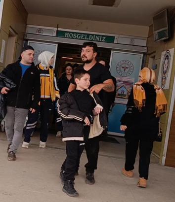 İnegöl'de nacakla oynayan çocuğun parmağı kopma noktasına geldi