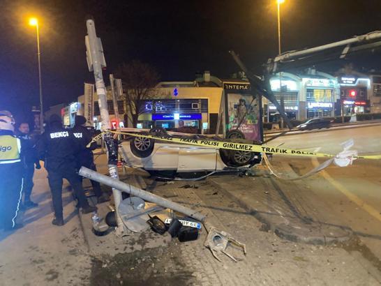 Ankara'da otomobil, motosiklete ve sinyalizasyon direğine çarpıp takla attı; 4 yaralı