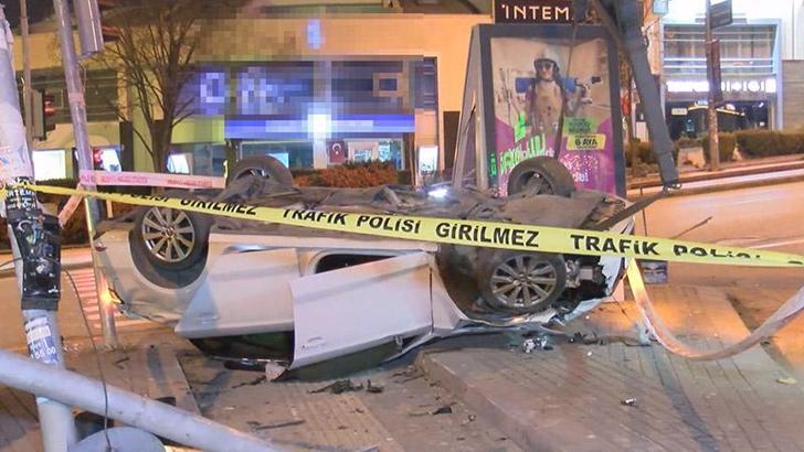 Ankara'da otomobil, motosiklete ve sinyalizasyon direğine çarpıp takla attı; 4 yaralı
