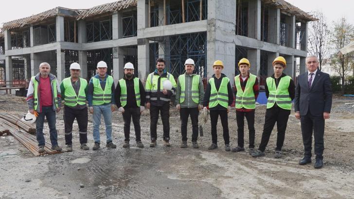 İstanbul - Meslek lisesi öğrencileri, öğretmenleriyle yeni okul binasının elektrik tesisatını yapıyor