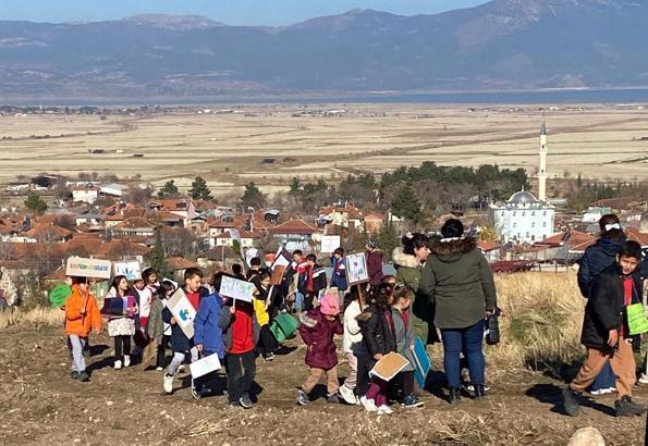 Burdur'da öğrenciler fidan dikti