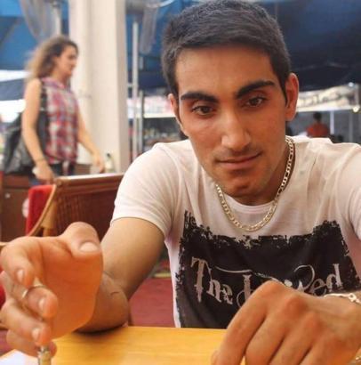 Kamyonetin altında kalan skuter sürücüsü öldü; kaza kamerada