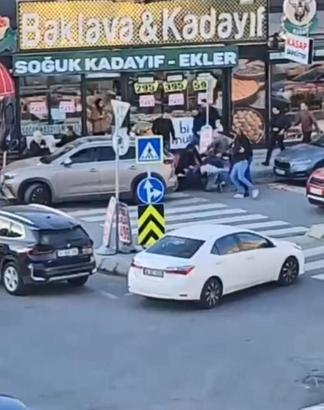 İstanbul - Beylikdüzü'nde 2 grup arasında tekmeli yumruklu kavga kamerada