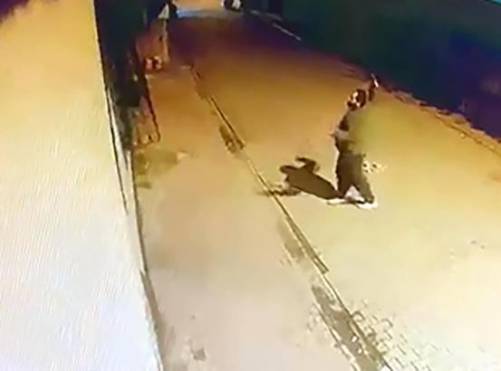 Evin pencerlerine taş atıp, camlarını kırdı