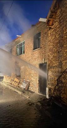 Çay'da 2 katlı binada çıkan yangın söndürüldü