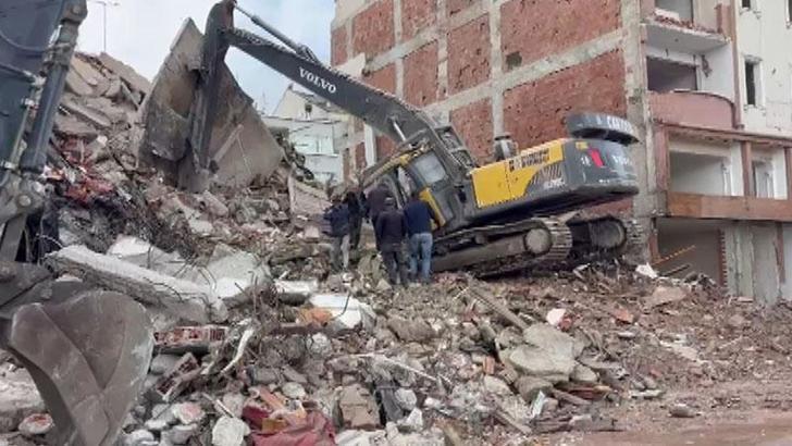 Zeytinburnu'nda kontrollü yıkımda beton parçaları düştü; iş makinesi operatörü yaralandı