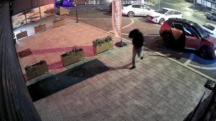 İstanbul - Esenyurt'ta 4 şüpheli kuyumcuya girmeye çalıştı; alarmın devreye girmesiyle kaçtı