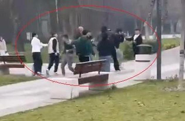 İki grubun tekmeli-yumruklu kavgası kamerada