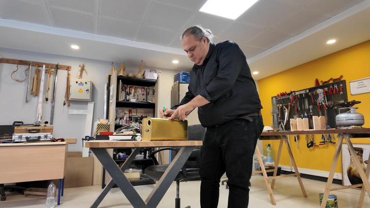 Atık malzemeleri enstrümana dönüştüren öğretmen, öğrencilere çevre bilincini aşılıyor