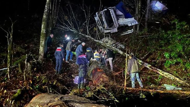 50 metreden dere yatağına devrilen TIR’ın şoförü, 4 saat sonra bulundu